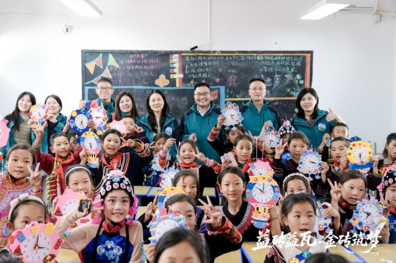 益砖益瓦 金砖筑梦 平安租赁公益行走进大凉山四开镇中心小学