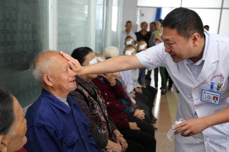 中国医师节，致敬光明守护者