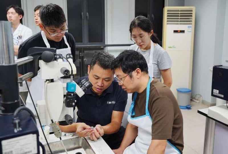 龙晶?pr区域培训中心授牌仪式暨东南大区首届培训认证会在东南眼科医院举办