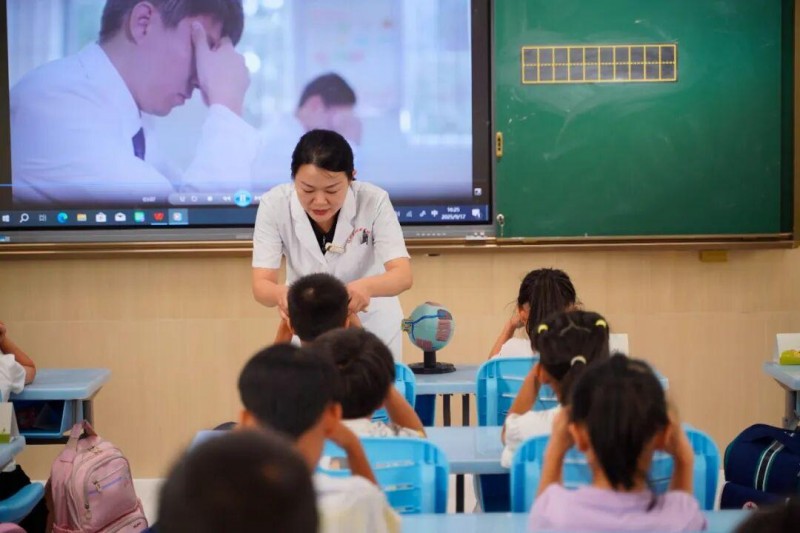 多方联动,多措并举:东南眼科医院全国近视防控宣传教育月系列活动走进福州校园