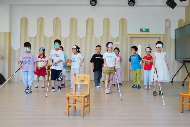 多方联动,多措并举:东南眼科医院全国近视防控宣传教育月系列活动走进福州校园