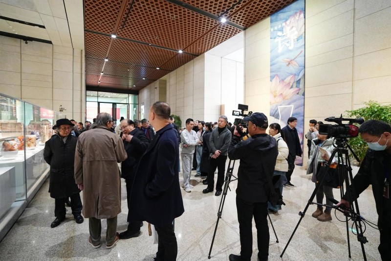 泥金飞彩诗心万象：守护者传播计划·张闻冰陶瓷艺术展在京开幕