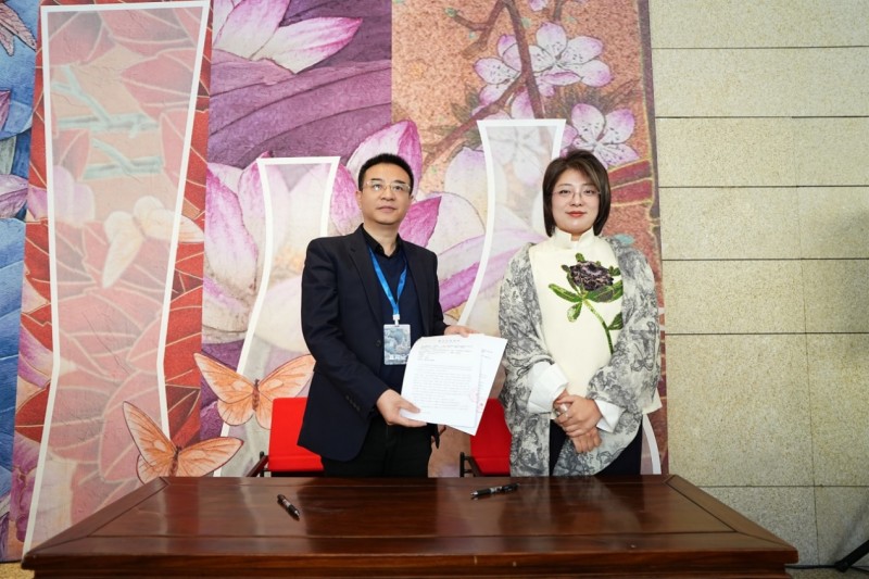 泥金飞彩诗心万象：守护者传播计划·张闻冰陶瓷艺术展在京开幕