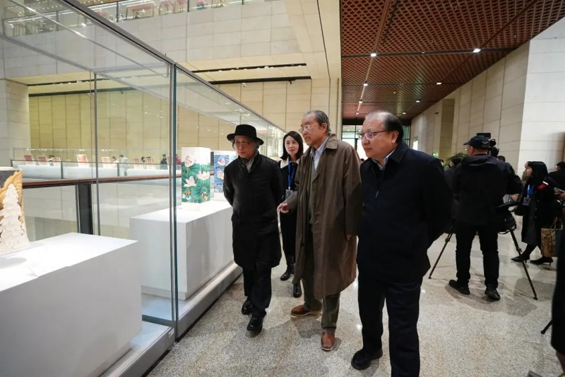 泥金飞彩诗心万象：守护者传播计划·张闻冰陶瓷艺术展在京开幕