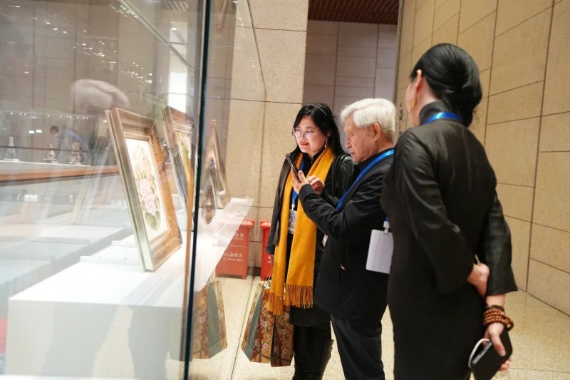 泥金飞彩诗心万象：守护者传播计划·张闻冰陶瓷艺术展在京开幕