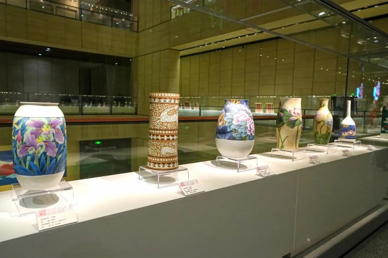 泥金飞彩诗心万象：守护者传播计划·张闻冰陶瓷艺术展在京开幕