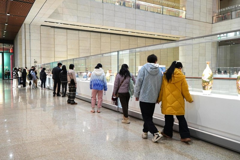 泥金飞彩诗心万象：守护者传播计划·张闻冰陶瓷艺术展在京开幕