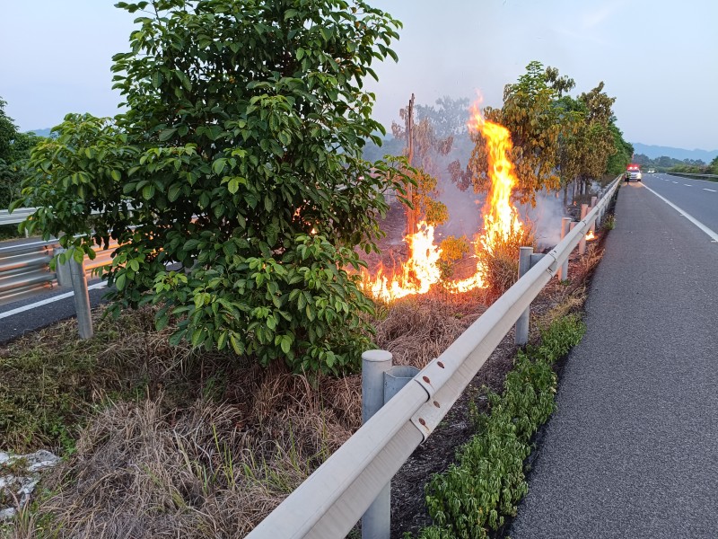 惊险！高速中央分隔带突发火情 执法人员高温夜战化险为夷