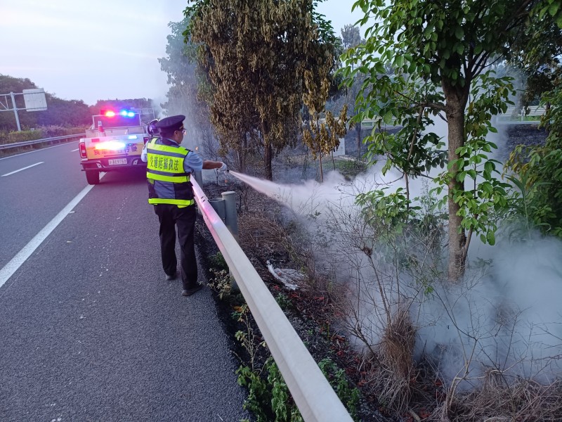 惊险！高速中央分隔带突发火情 执法人员高温夜战化险为夷