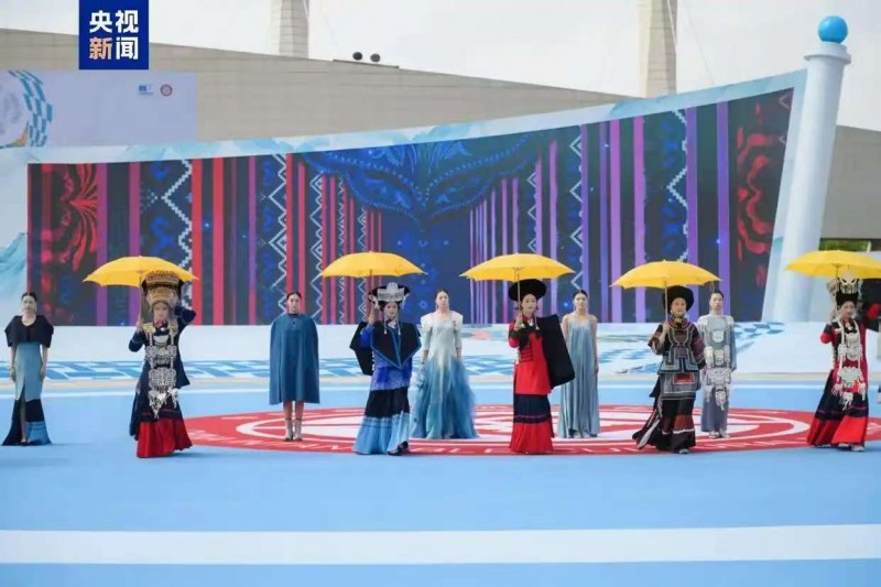 “彝脉相承” 团队实现彝族华服闪耀千年匠心，非遗时尚碰撞时代新声