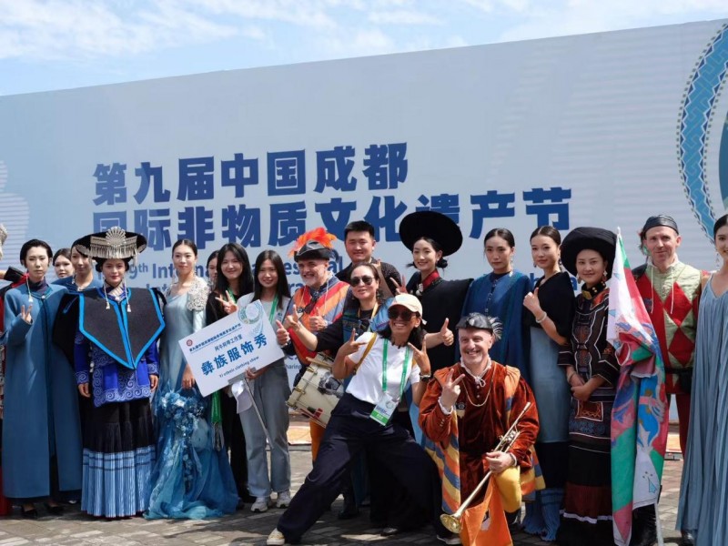 “彝脉相承” 团队实现彝族华服闪耀千年匠心，非遗时尚碰撞时代新声