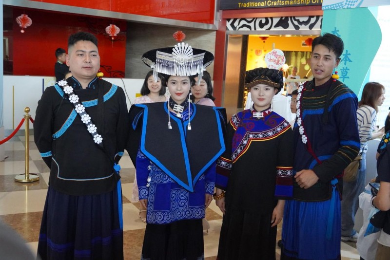 “彝脉相承” 团队实现彝族华服闪耀千年匠心，非遗时尚碰撞时代新声