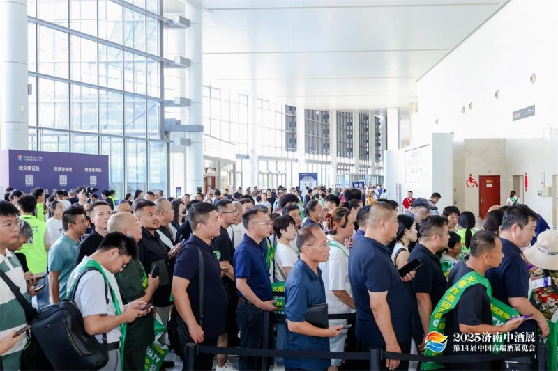 2025济南中酒展盛大举办，五粮液股份春夏秋冬郎世宁花鸟酒获金盛奖