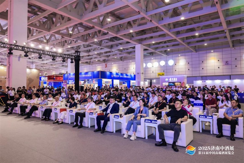 2025济南中酒展盛大举办，五粮液股份春夏秋冬郎世宁花鸟酒获金盛奖