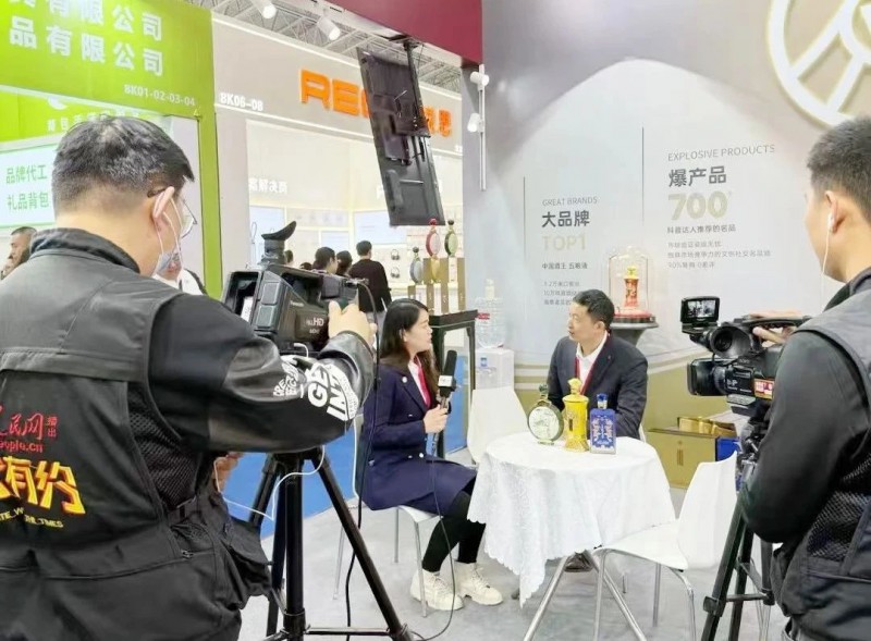 2025济南中酒展盛大举办，五粮液股份春夏秋冬郎世宁花鸟酒获金盛奖