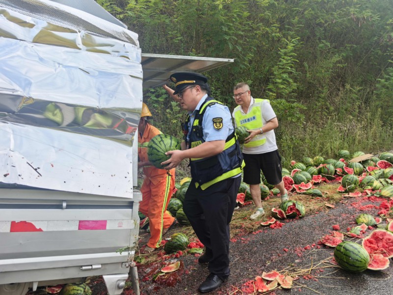 高温下的坚守：重庆一货车侧翻1.3吨西瓜散落一地 高速执法多部门协作挽回瓜农“甜蜜”损失