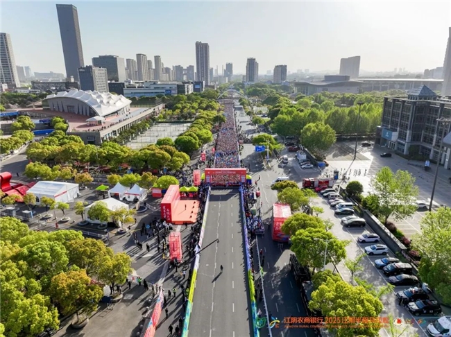 江阴农商银行2025江阴半程马拉松鸣枪开跑！女子打破赛会纪录！