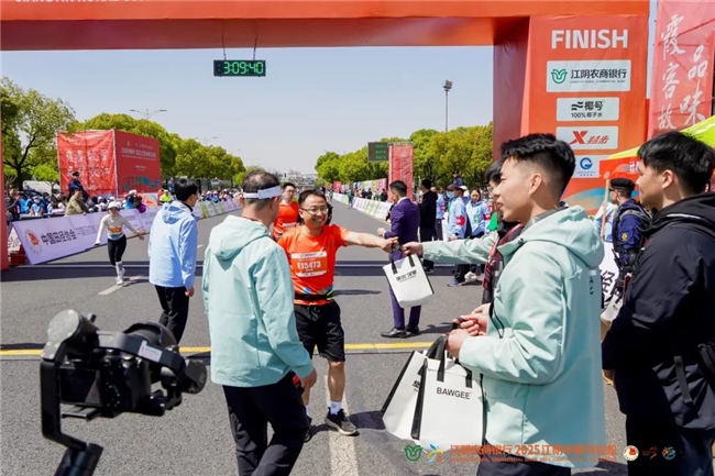 江阴农商银行2025江阴半程马拉松鸣枪开跑！女子打破赛会纪录！