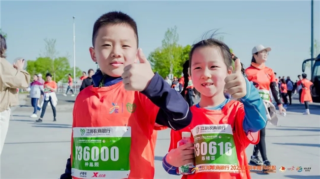 江阴农商银行2025江阴半程马拉松鸣枪开跑！女子打破赛会纪录！