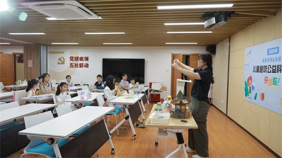 从捏捏乐到巴克球：这堂公益课让孩子们亲手‘检测’玩具，边玩边避坑