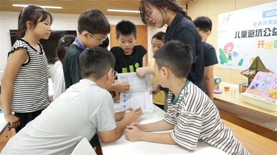 从捏捏乐到巴克球：这堂公益课让孩子们亲手‘检测’玩具，边玩边避坑