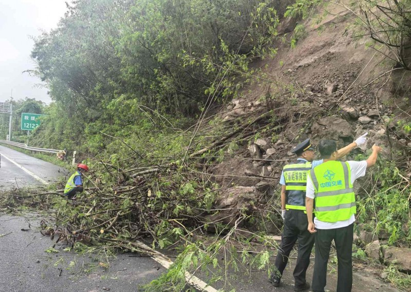 5小时高效处置！广泸高速边坡垮塌险情快速抢通