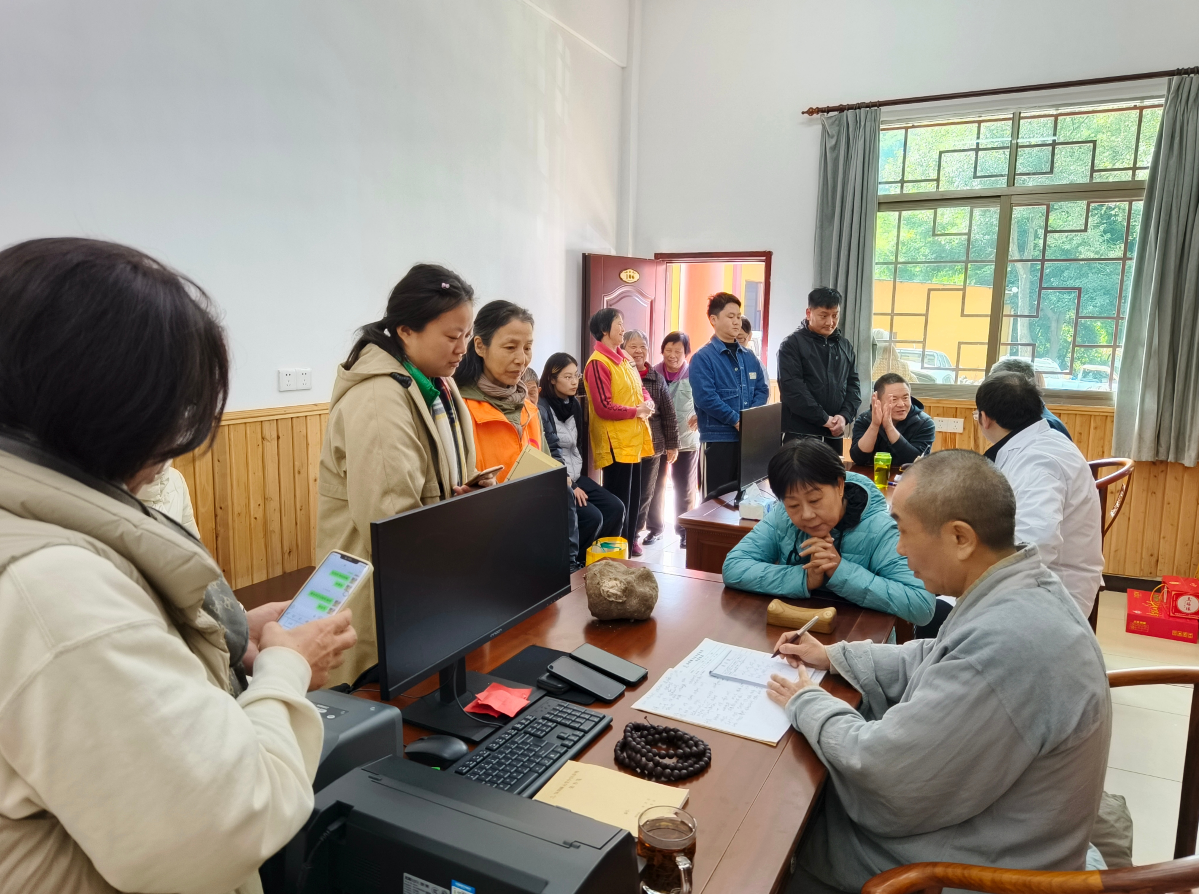 顺元堂名老中医在东华禅寺义诊：冬日暖阳下的健康守护