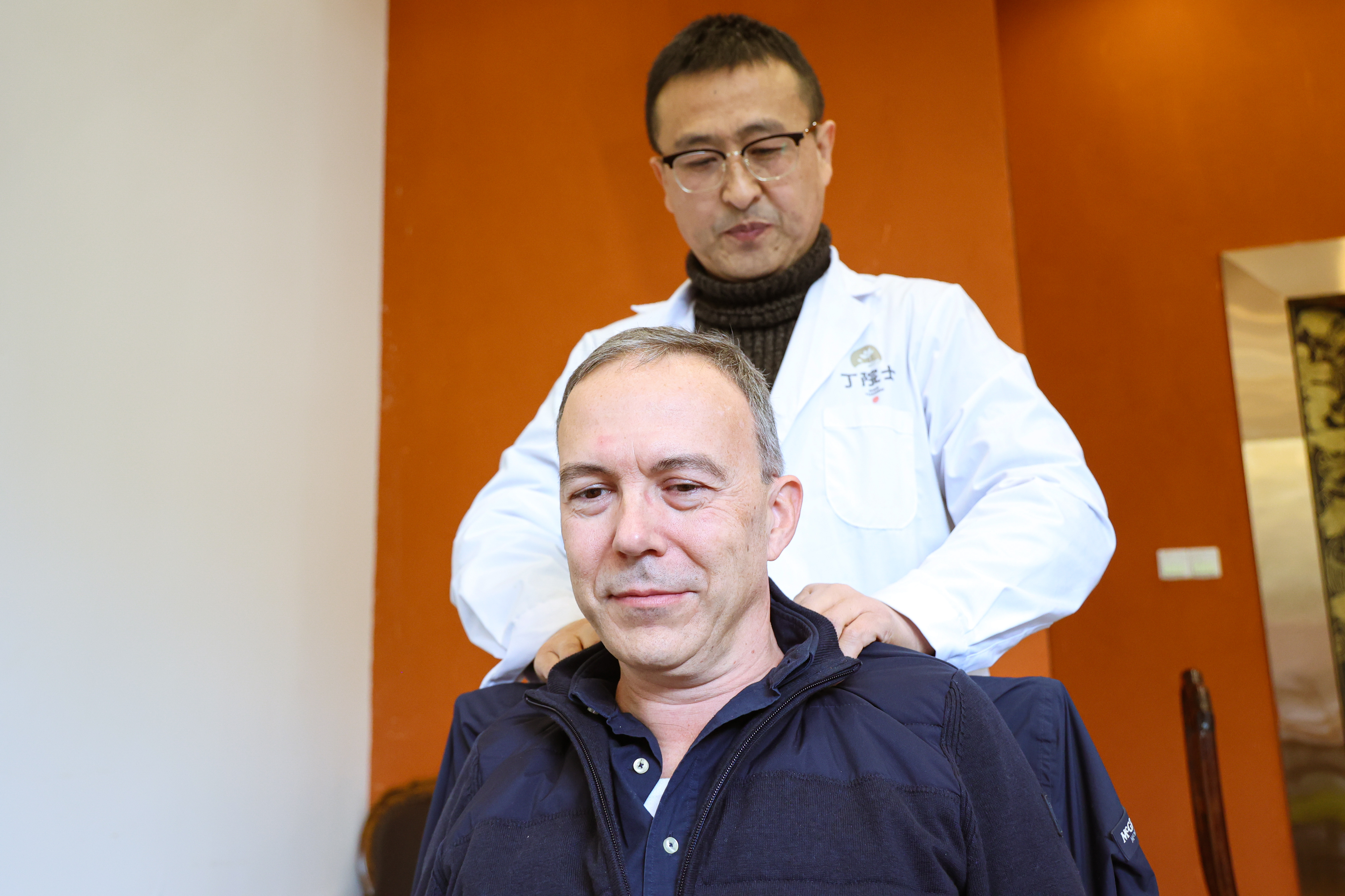 中医名家丁亚陵拜师红墙御医胡维勤，以传承创新助力慢性病防治