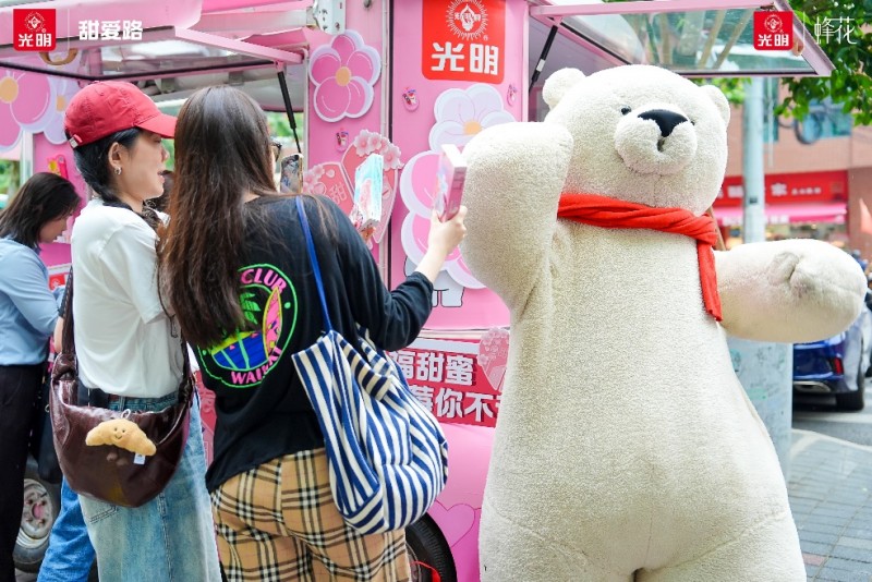 花开见光明！光明冷饮与上海制皂携手打造甜爱路“国潮浪漫新地标”