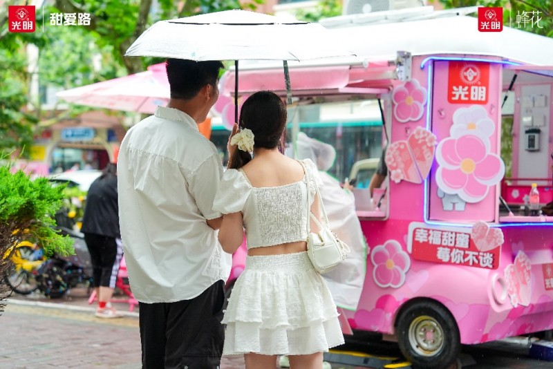 花开见光明！光明冷饮与上海制皂携手打造甜爱路“国潮浪漫新地标”