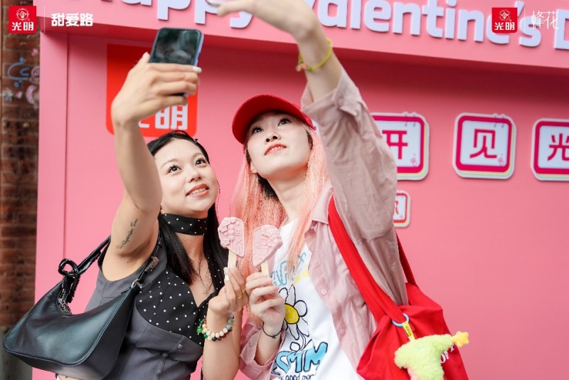 花开见光明！光明冷饮与上海制皂携手打造甜爱路“国潮浪漫新地标”