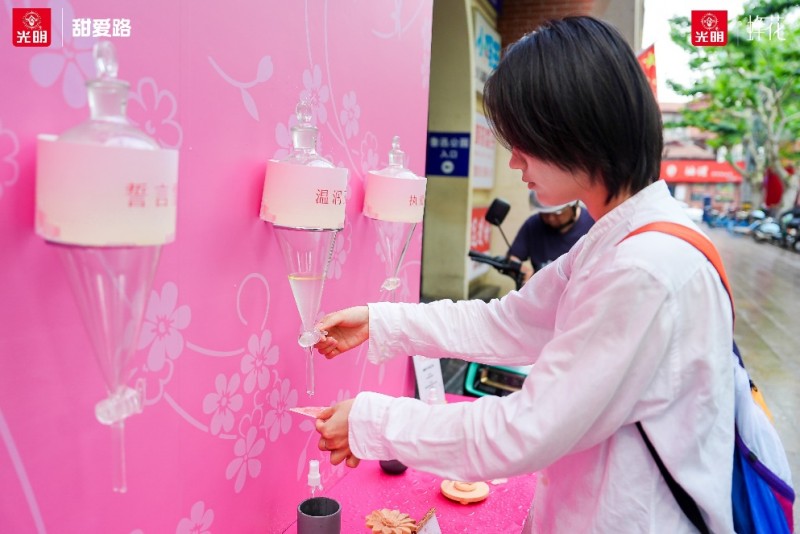 花开见光明！光明冷饮与上海制皂携手打造甜爱路“国潮浪漫新地标”