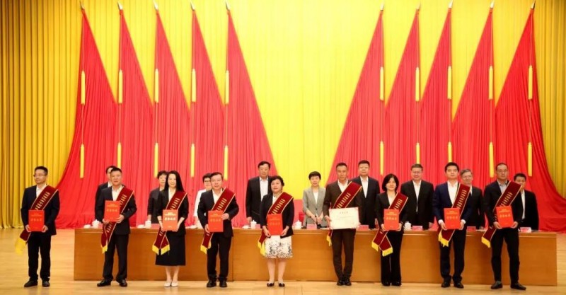 “实干兴业、担当履责”，一龄集团董事长李玮获海南省表彰