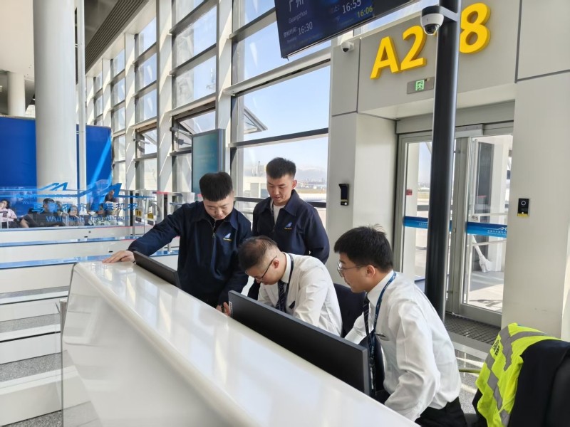 志愿春风暖天山，南航飞鹰伴您行  南航新疆分公司飞行部开展天山国际机场北区航站楼志愿服务活动