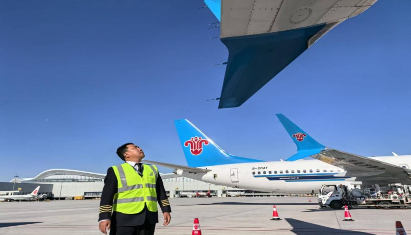 四道杠与天山云海：一位机长的职责跨越