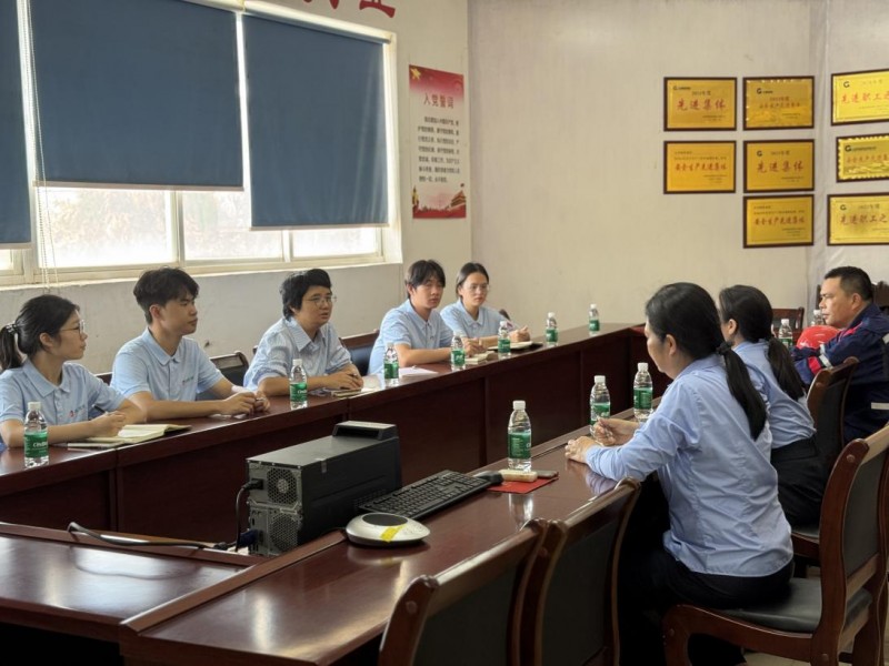 《北海职业学院 “凌波臂” 团队调研港口起重机》