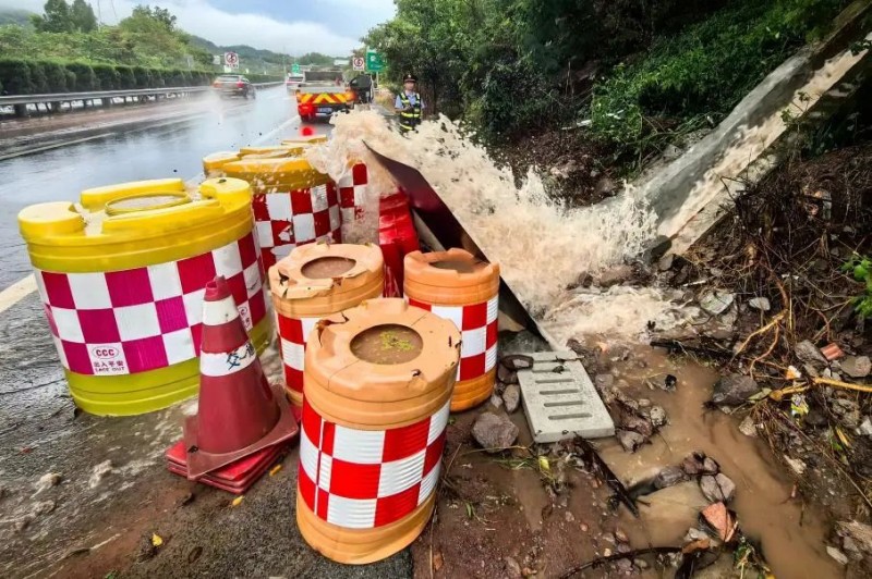 以“汛”为令！重庆交通执法昼夜坚守保安全