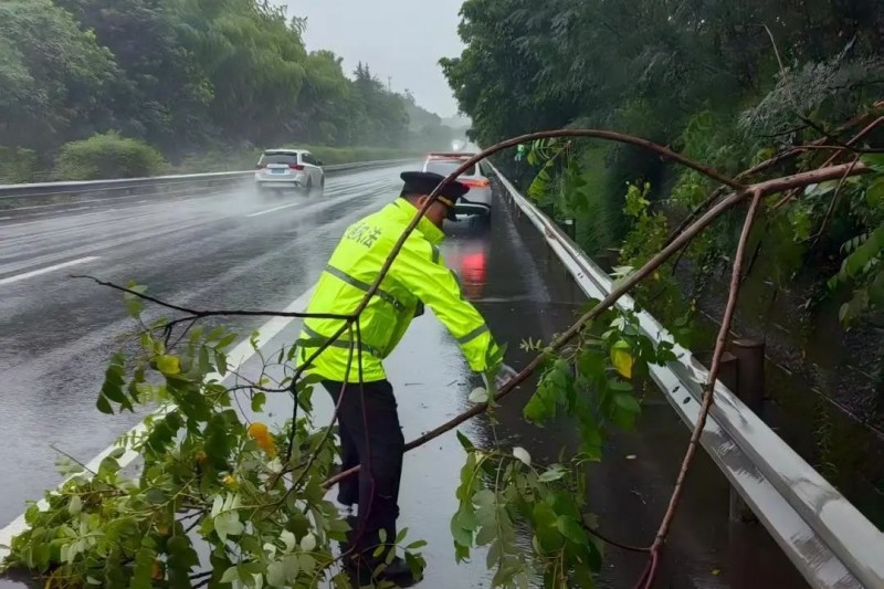 以“汛”为令！重庆交通执法昼夜坚守保安全