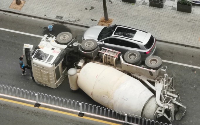 搅拌车侧翻生死瞬间，美的空调服务工程师英勇救人！集团表彰并奖车辆一台！