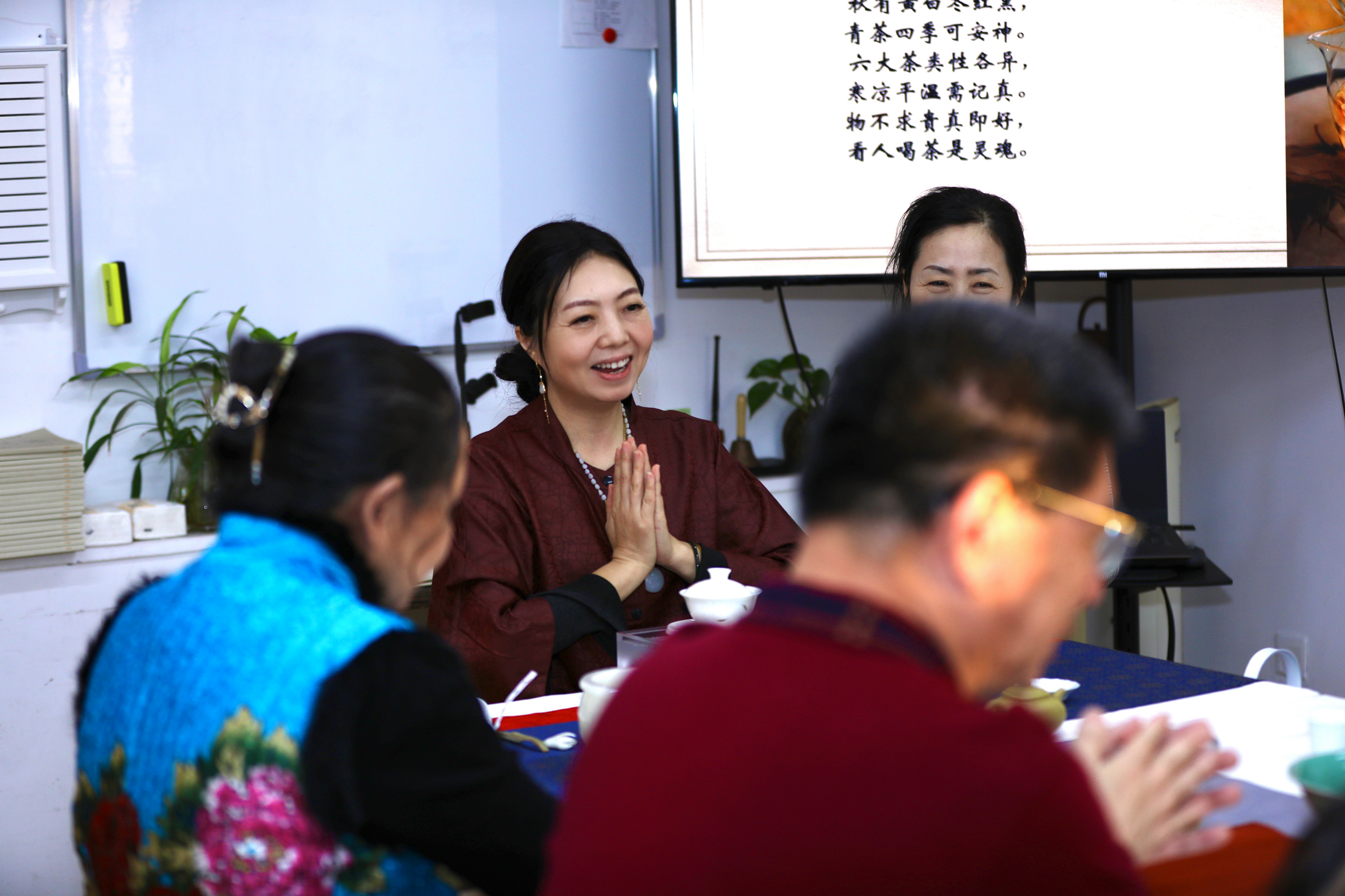 《跟着节气好好喝茶》：兰芷与她的茶香人生