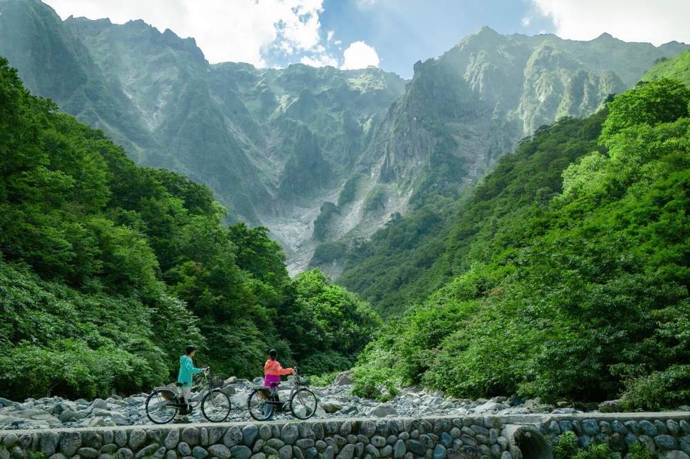 今年流行coolcation？躲进22度的夏天里